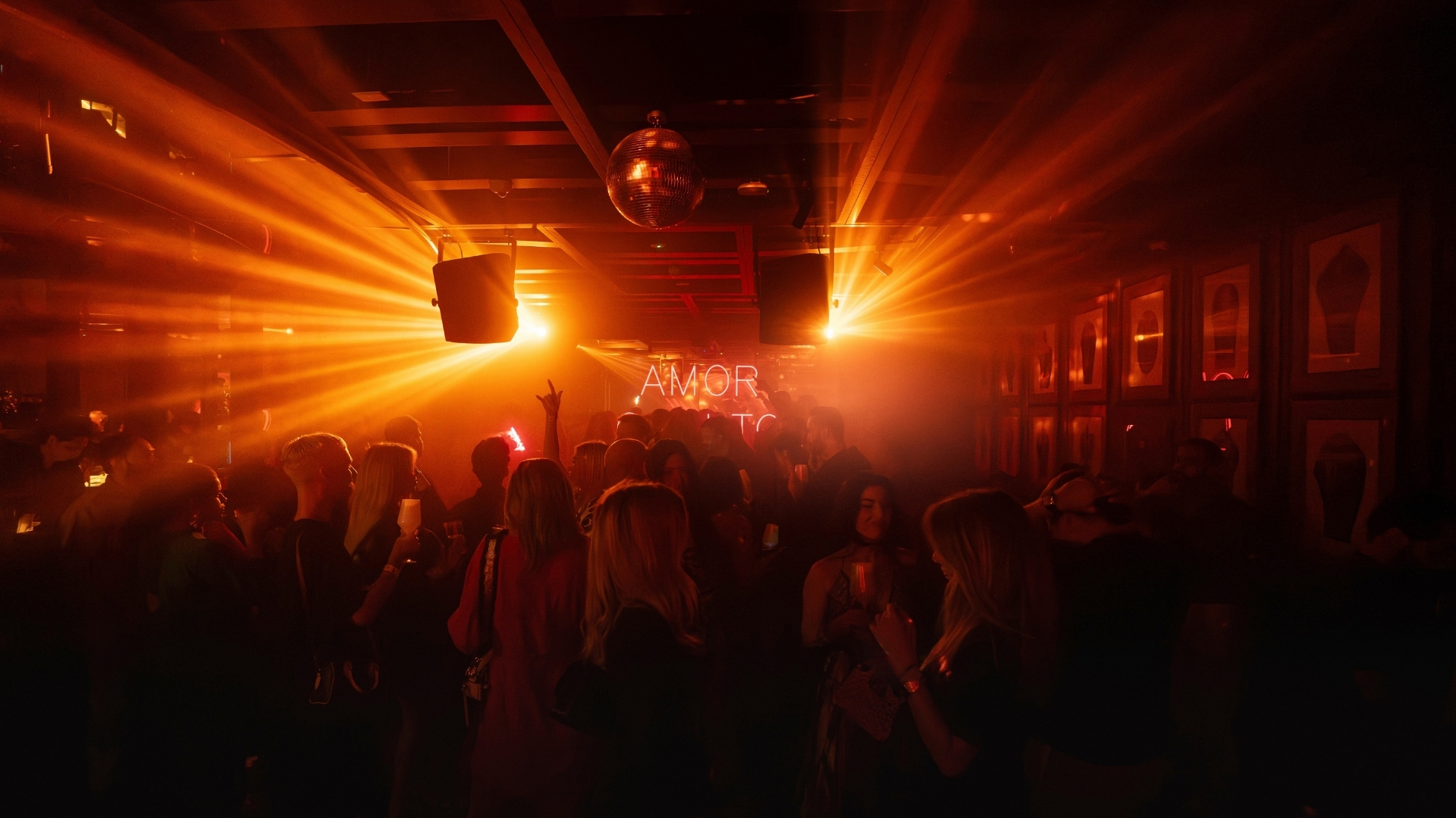 Amor Club Crowd on the dancefloor.